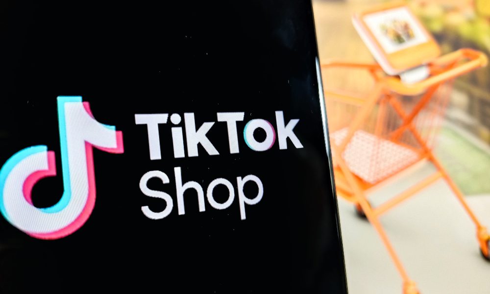 Ini adalah Natal pertama TikTok Shop, dan para pembeli terbelah antara penawaran menarik dan etika.