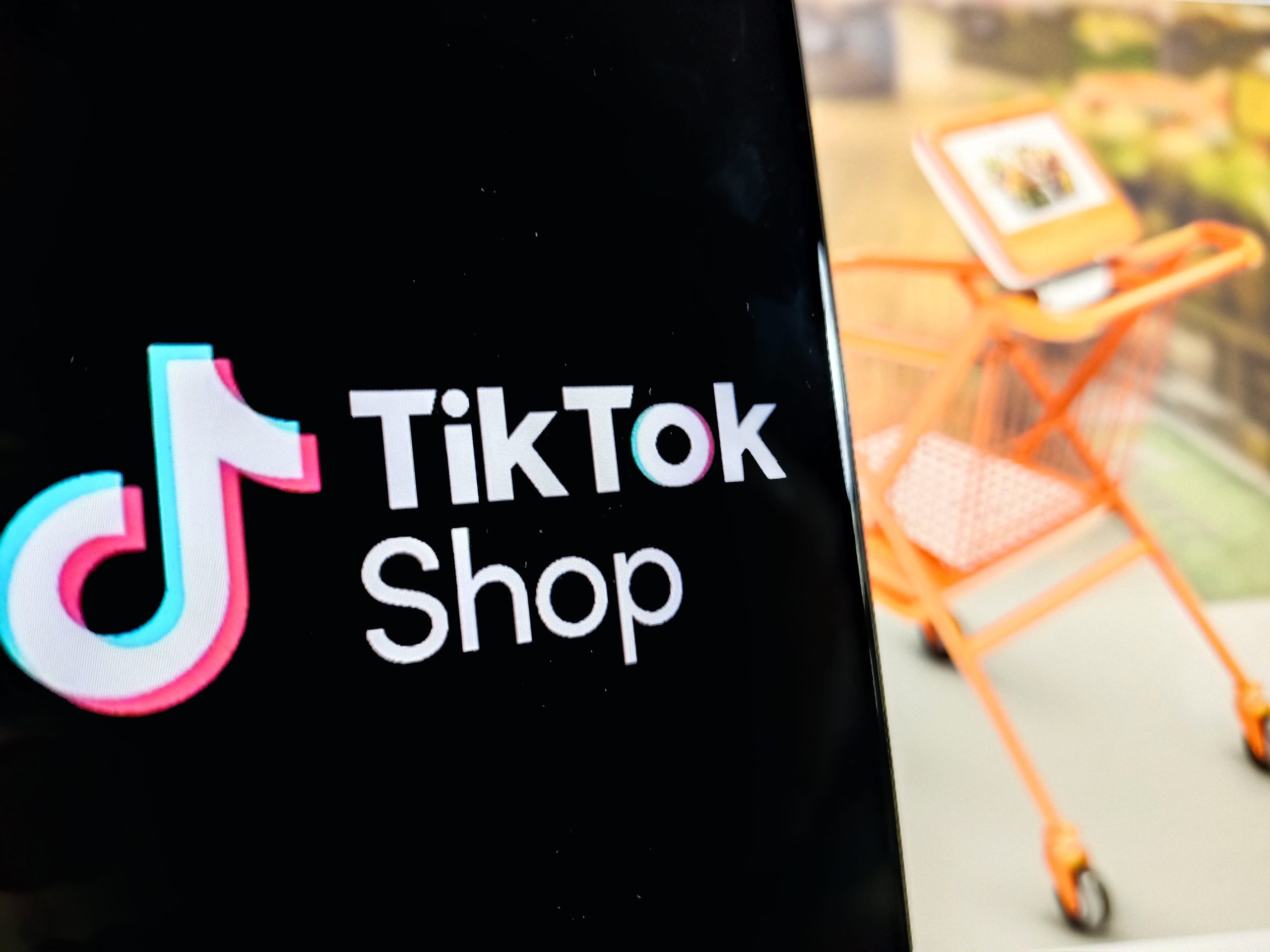 Ini adalah Natal pertama TikTok Shop, dan para pembeli terbelah antara penawaran menarik dan etika.
