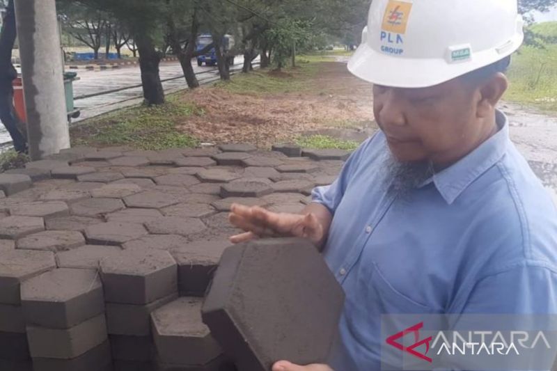 PLN Babel dan kelompok petani bekerja sama memanfaatkan abu hasil pembakaran PLTU