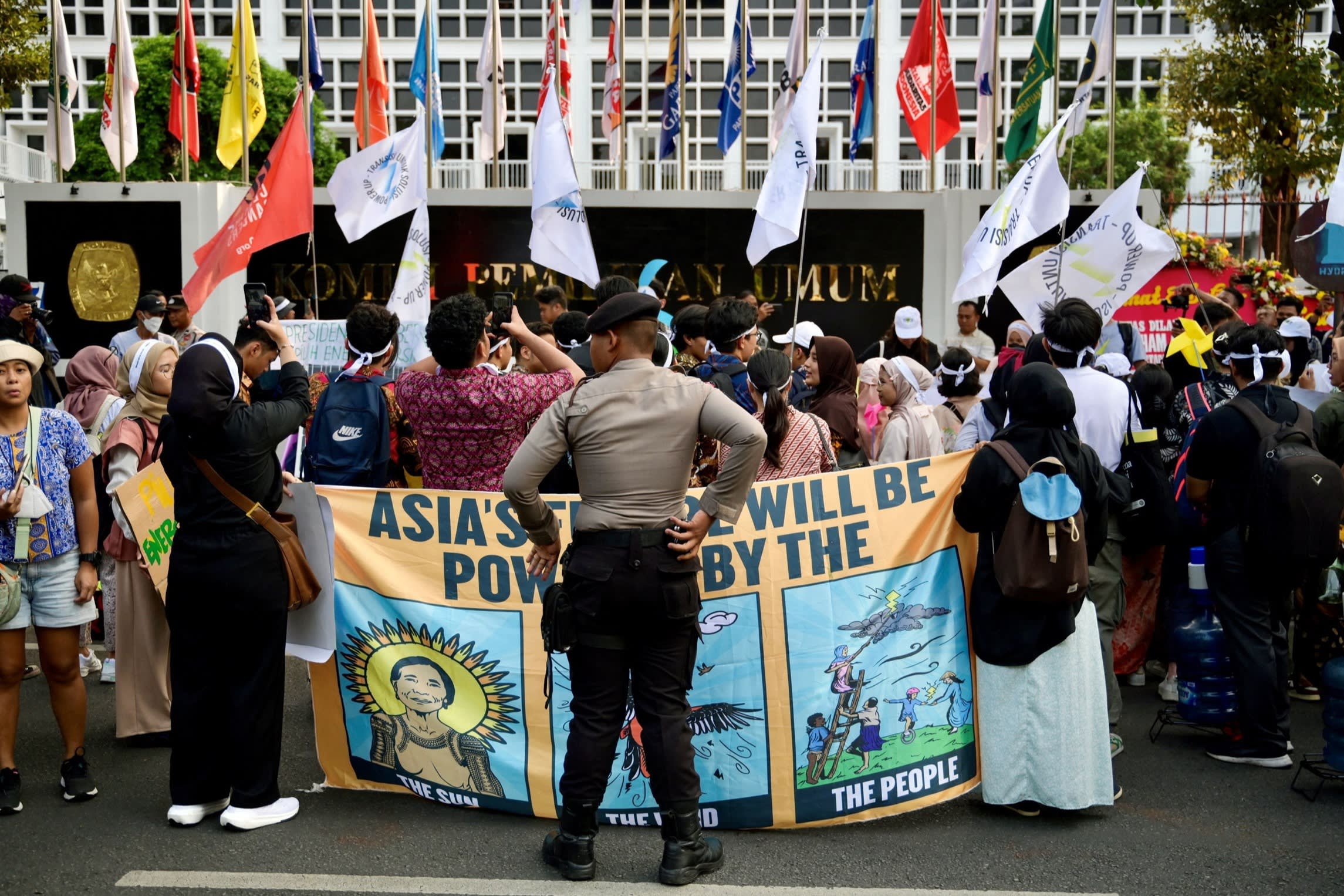 Presiden Indonesia mendesak Amerika Serikat terkait penundaan pendanaan $20 miliar untuk transisi hijau.