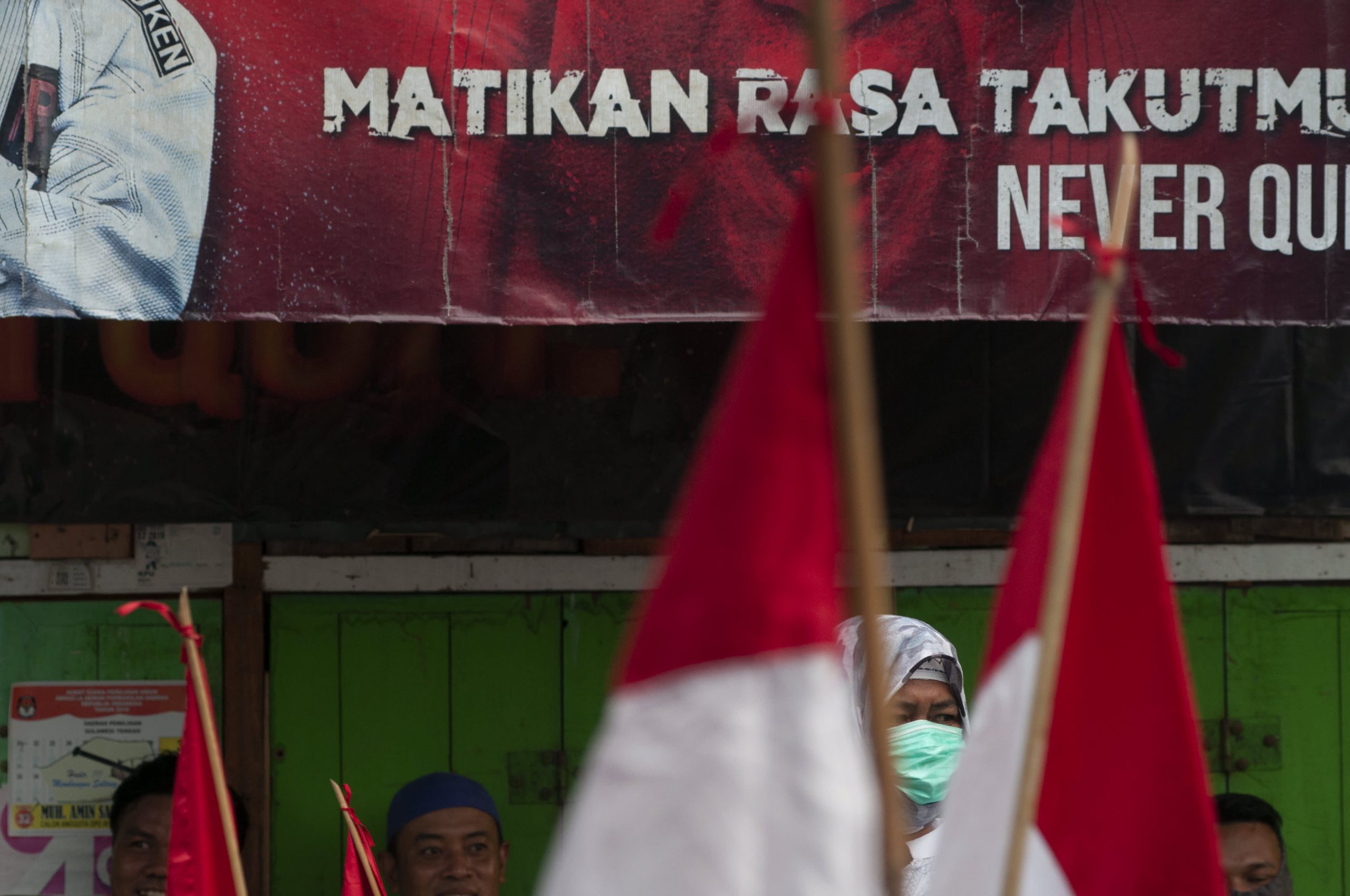 Warga Indonesia menuju ke tempat pemungutan suara pada bulan Februari. Berikut adalah isu-isu utama yang mendominasi pemilihan.